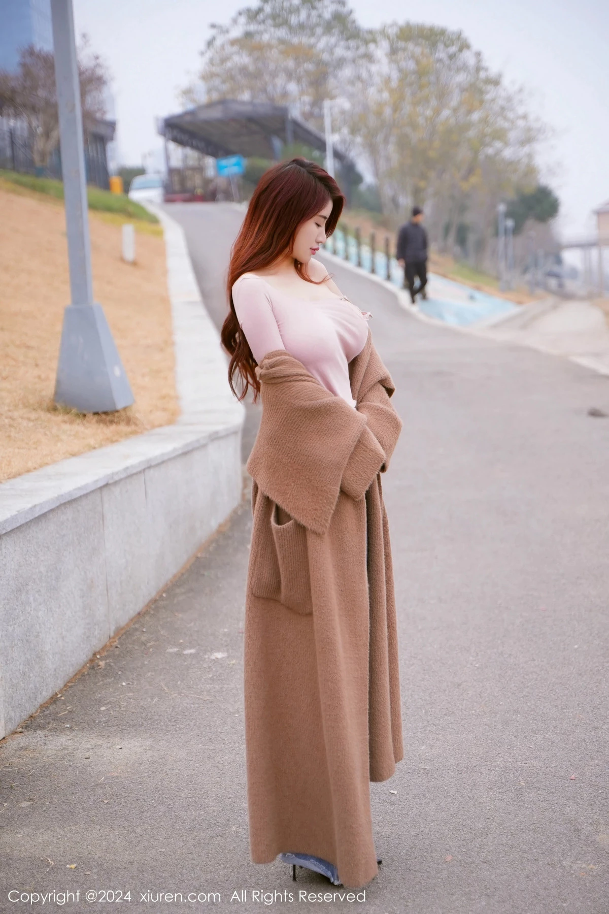 秀人集.com_[XiuRen秀人网]No.8076_模特美七Mia户外性感粉色上衣配牛仔裤秀丰腴有致身材诱惑写真82P