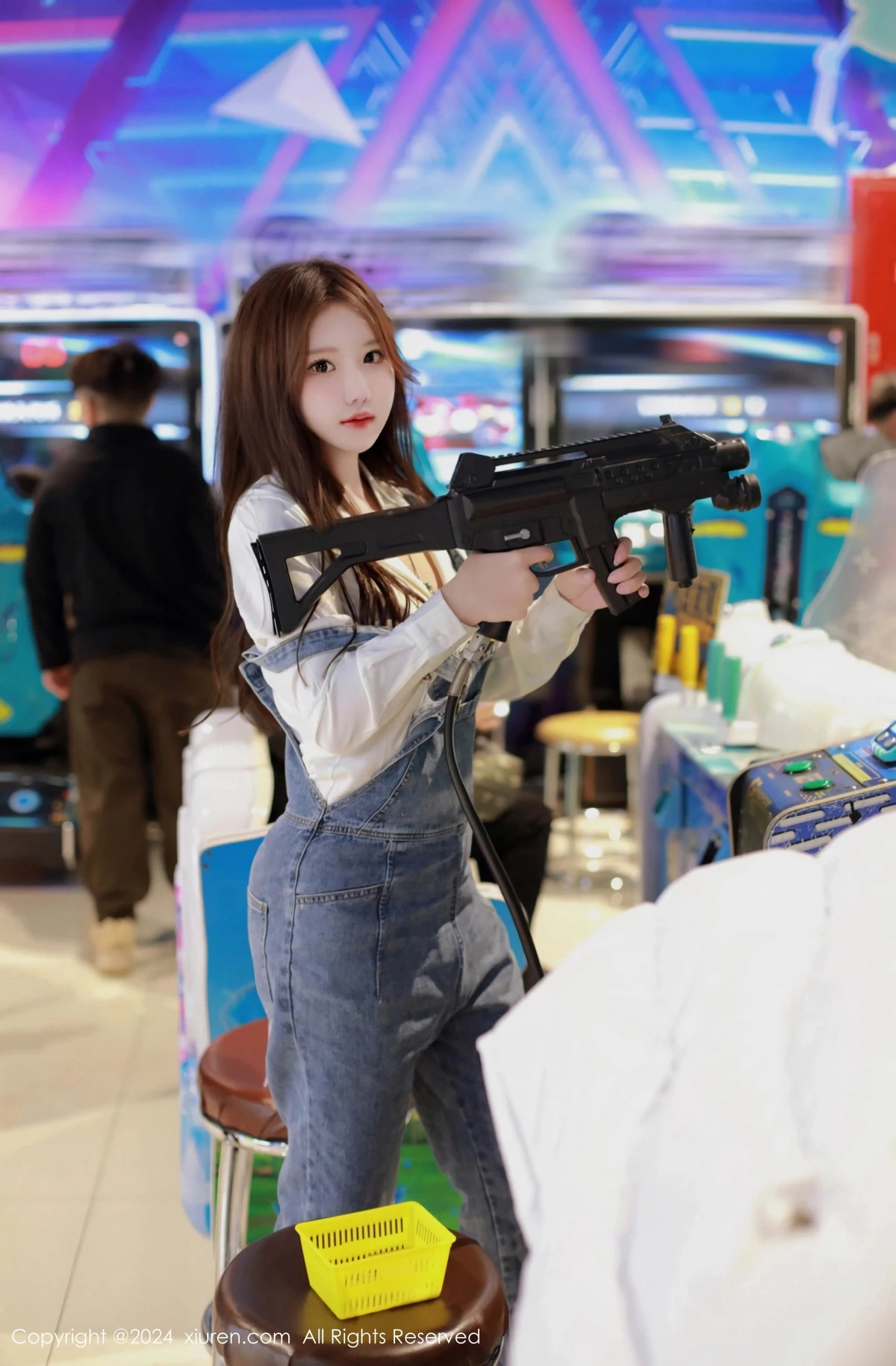 秀人集.com_[XiuRen秀人网]No.8087_模特小薯条nienie电玩店场景性感牛仔背带裤秀曼妙身姿诱惑写真81P