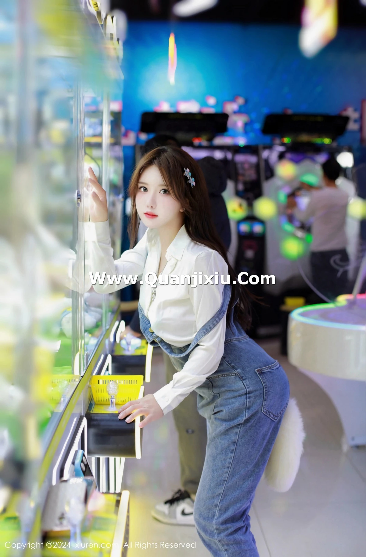 秀人集.com_[XiuRen秀人网]No.8087_模特小薯条nienie电玩店场景性感牛仔背带裤秀曼妙身姿诱惑写真81P