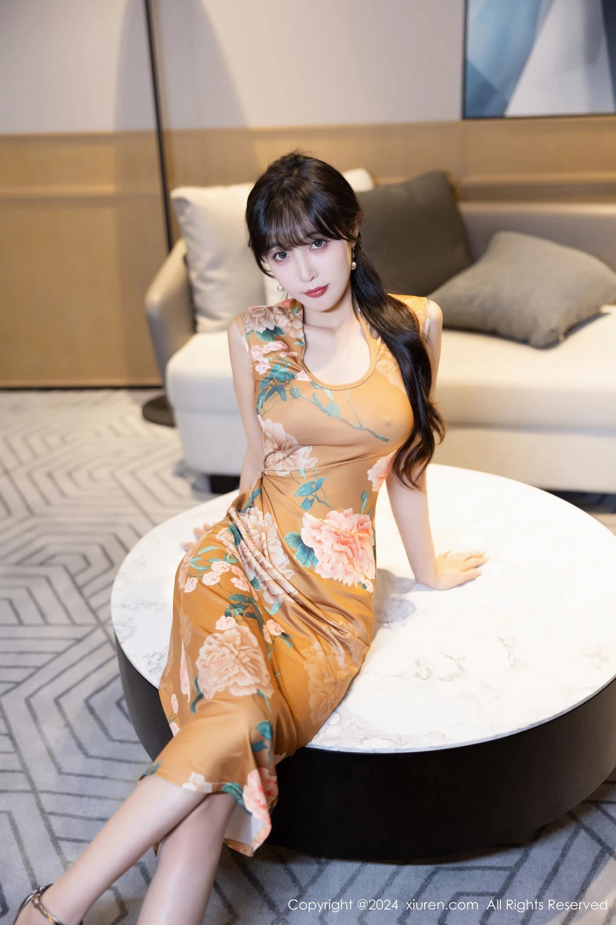 秀人集.com_[XiuRen秀人网]No.8084_模特林星阑性感土黄色带图案旗袍服饰半脱秀曼妙身姿诱惑写真83P