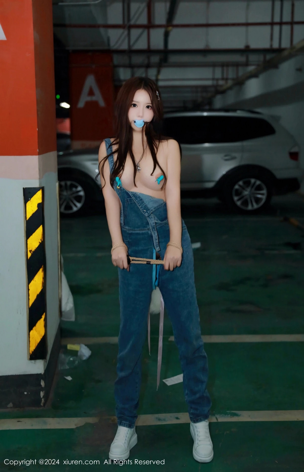 秀人集.com_[XiuRen秀人网]No.8087_模特小薯条nienie电玩店场景性感牛仔背带裤秀曼妙身姿诱惑写真81P
