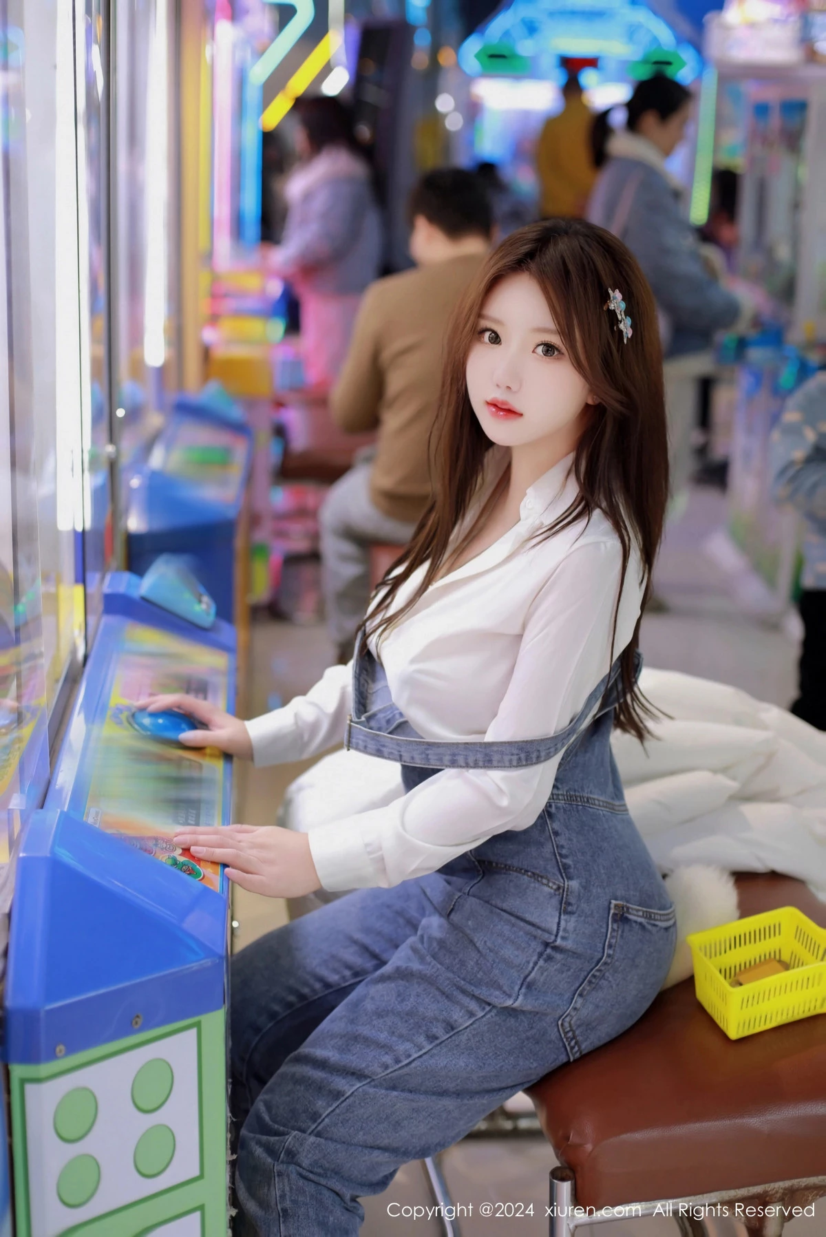 秀人集.com_[XiuRen秀人网]No.8087_模特小薯条nienie电玩店场景性感牛仔背带裤秀曼妙身姿诱惑写真81P