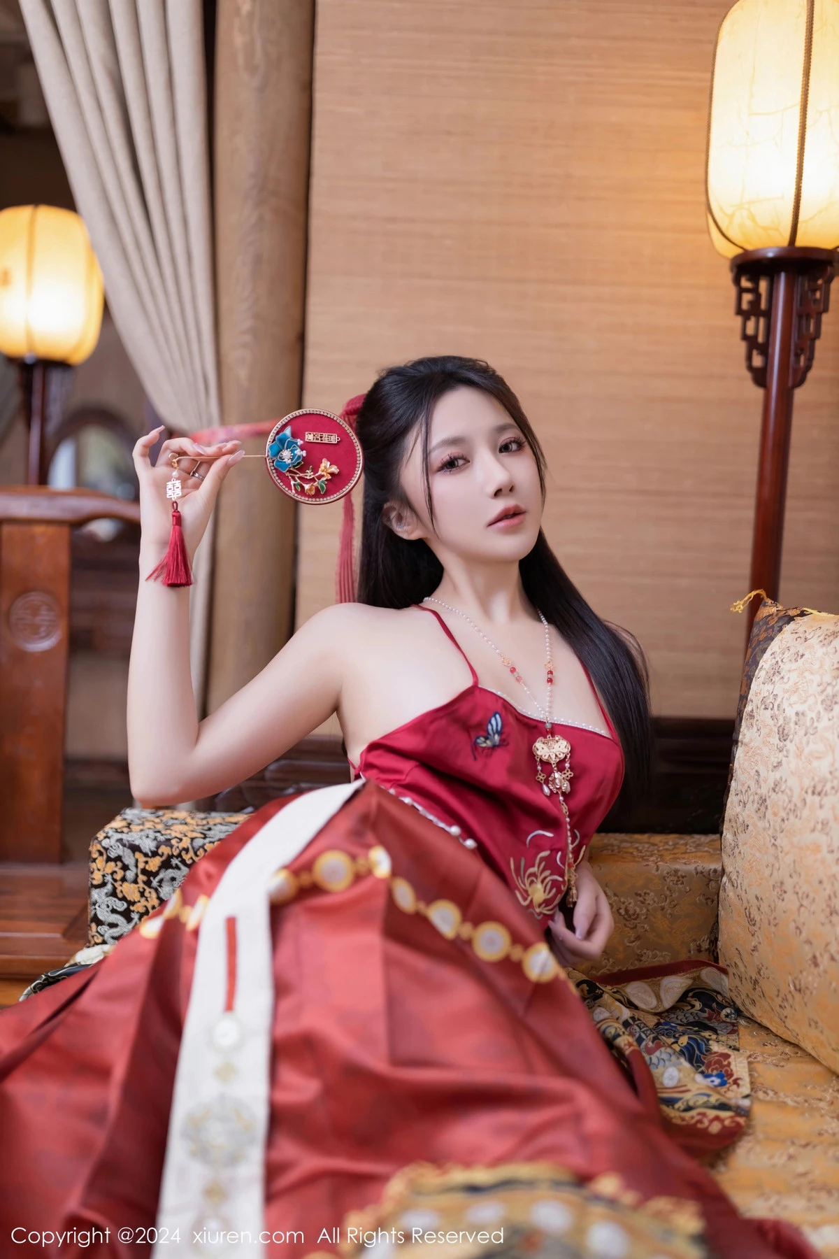 秀人集.com_[XiuRen秀人网]No.8095_模特鱼子酱Fish贺新春主题红色服饰露红布兜秀曼妙身姿诱惑写真80P