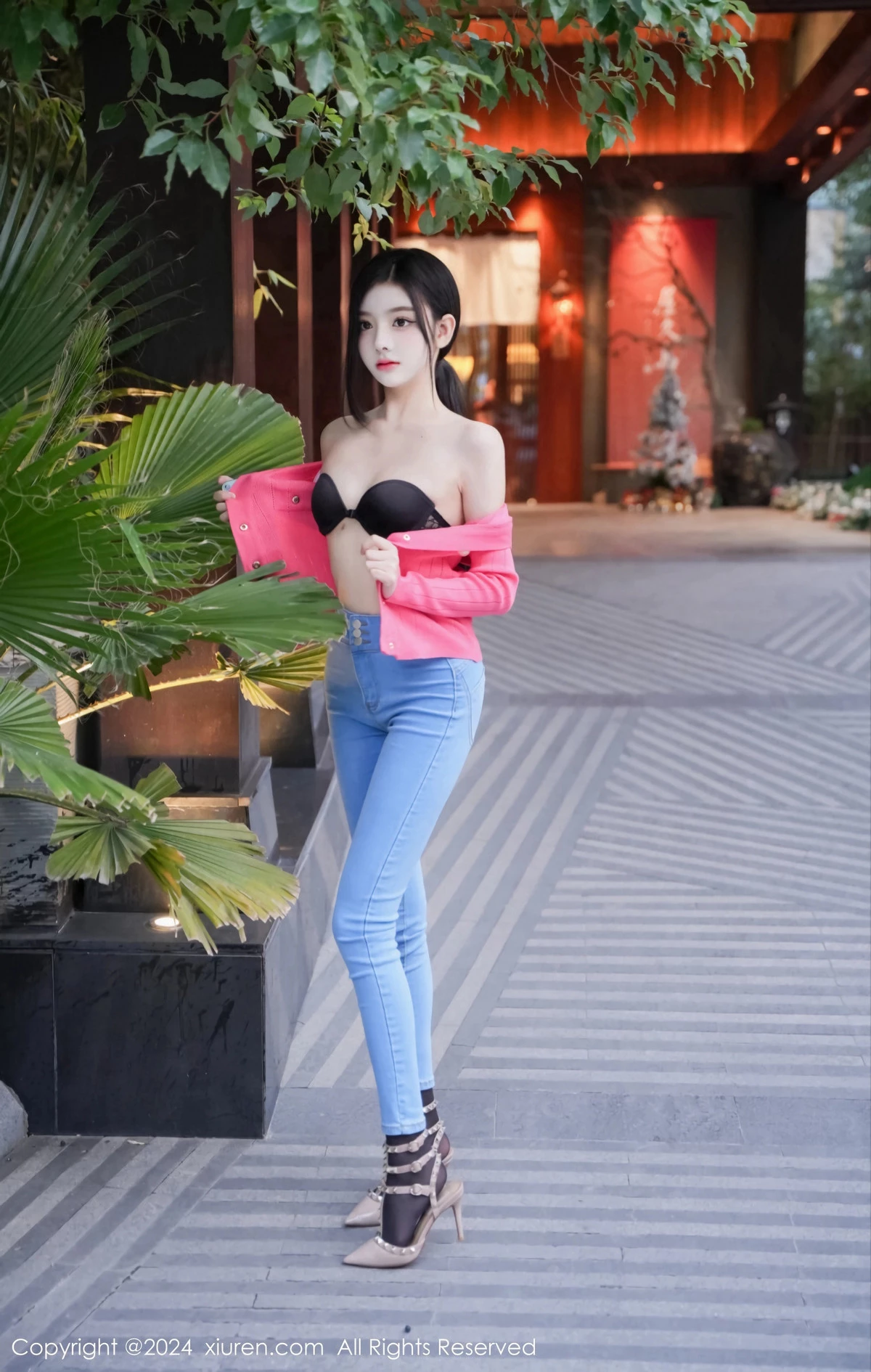 秀人集.com_[XiuRen秀人网]No.8091_新人模特龙雪儿脱牛仔裤露性感黑色内衣配开档黑丝极致魅惑写真69P