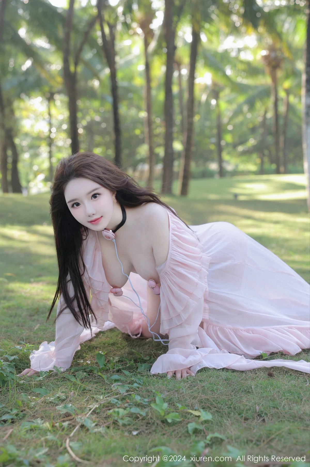 秀人集.com_[XiuRen秀人网]No.8007_模特小薯条nienie户外性感粉色薄纱长裙半脱秀惹火身材诱惑写真59P