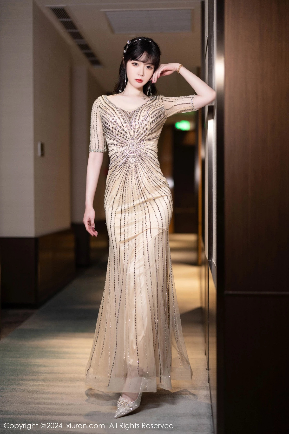 秀人集.com_[XiuRen秀人网]No.8014_模特梦心玥性感金色礼裙露白色内衣配原色丝袜秀高挑身材诱惑写真84P