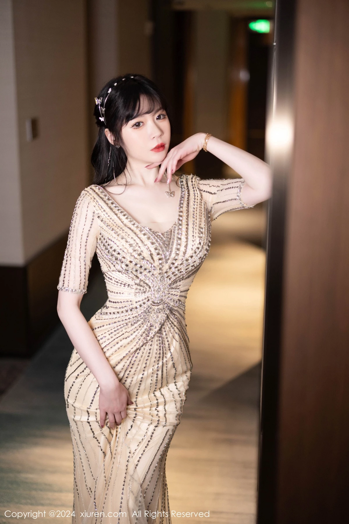 秀人集.com_[XiuRen秀人网]No.8014_模特梦心玥性感金色礼裙露白色内衣配原色丝袜秀高挑身材诱惑写真84P