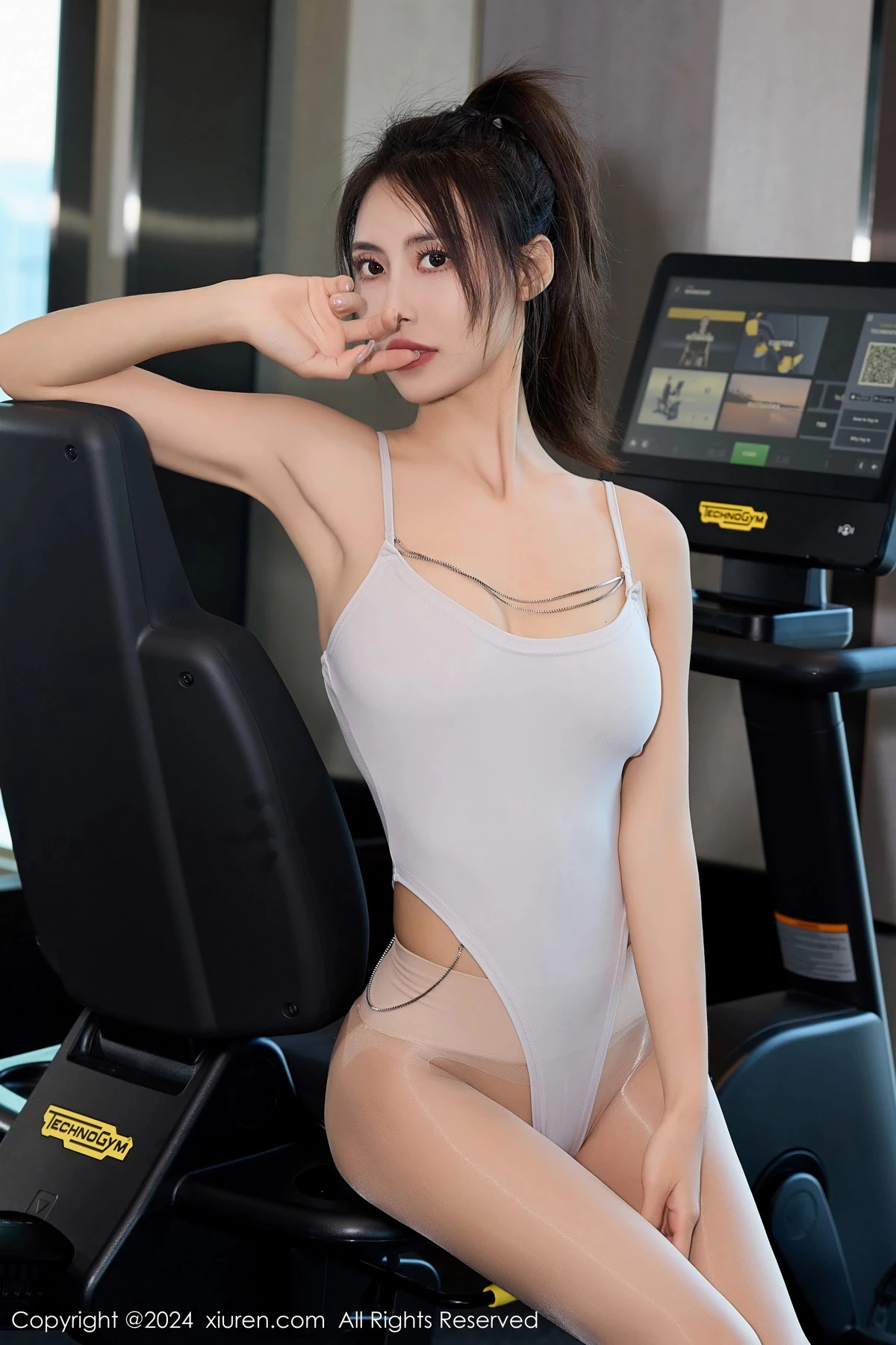 秀人集.com_[XiuRen秀人网]No.8018_模特Lingyu69健身房性感白色高叉连体衣配闪亮肉丝撩人诱惑写真70P