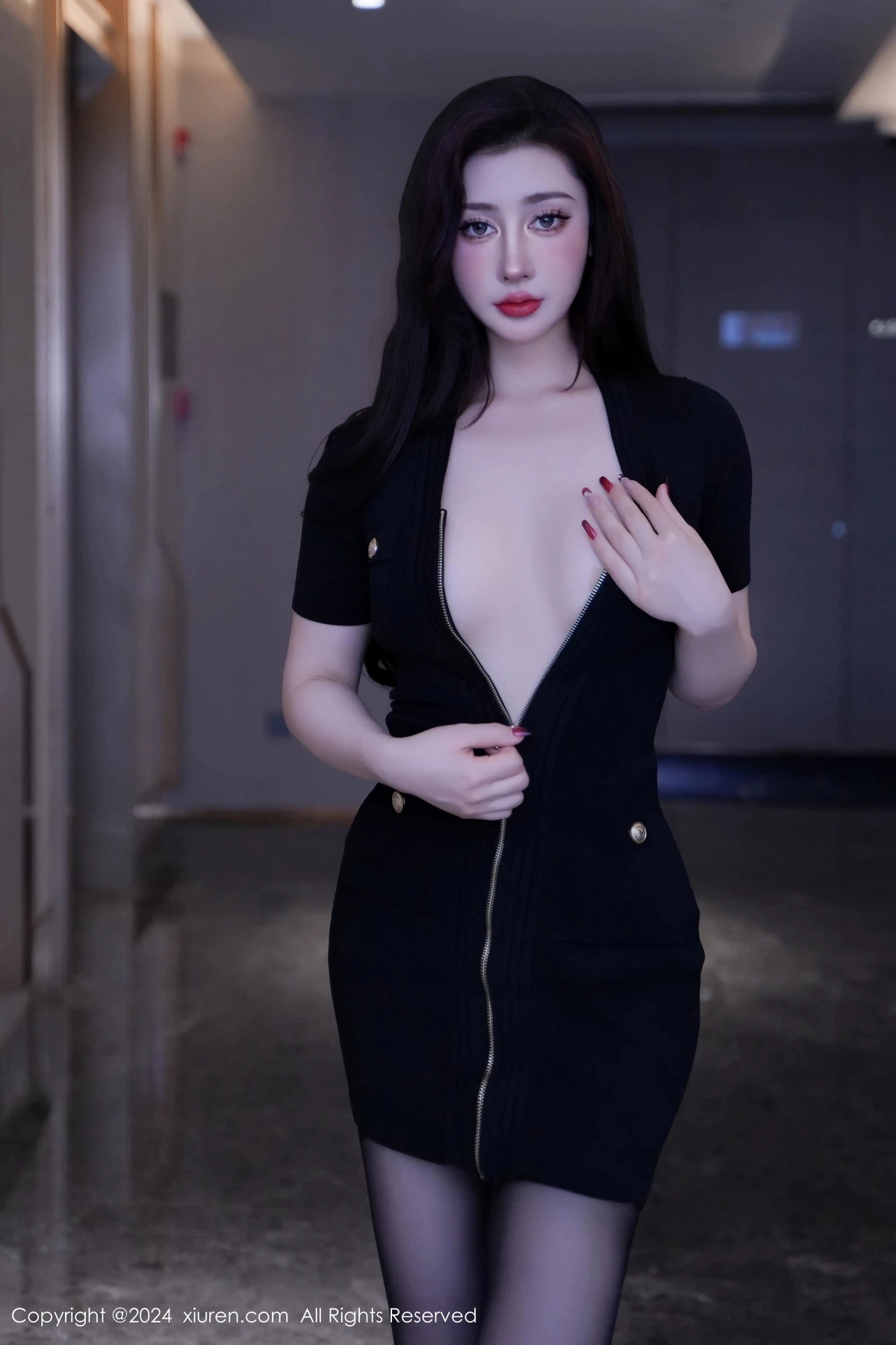 秀人集.com_[XiuRen秀人网]No.8170_模特蕾蕾醒了没性感黑色收身服饰配超薄黑丝秀丰腴身材诱惑写真80P