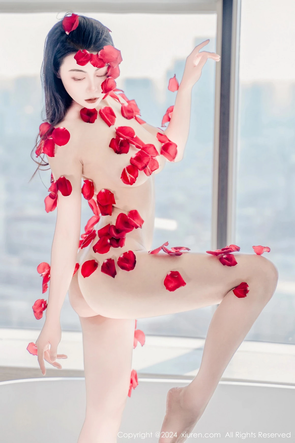 秀人集.com_[XiuRen秀人网]No.8175_新人模特瑜伽喵私房浴室玫瑰花瓣浴秀魔鬼曲线撩人诱惑写真63P