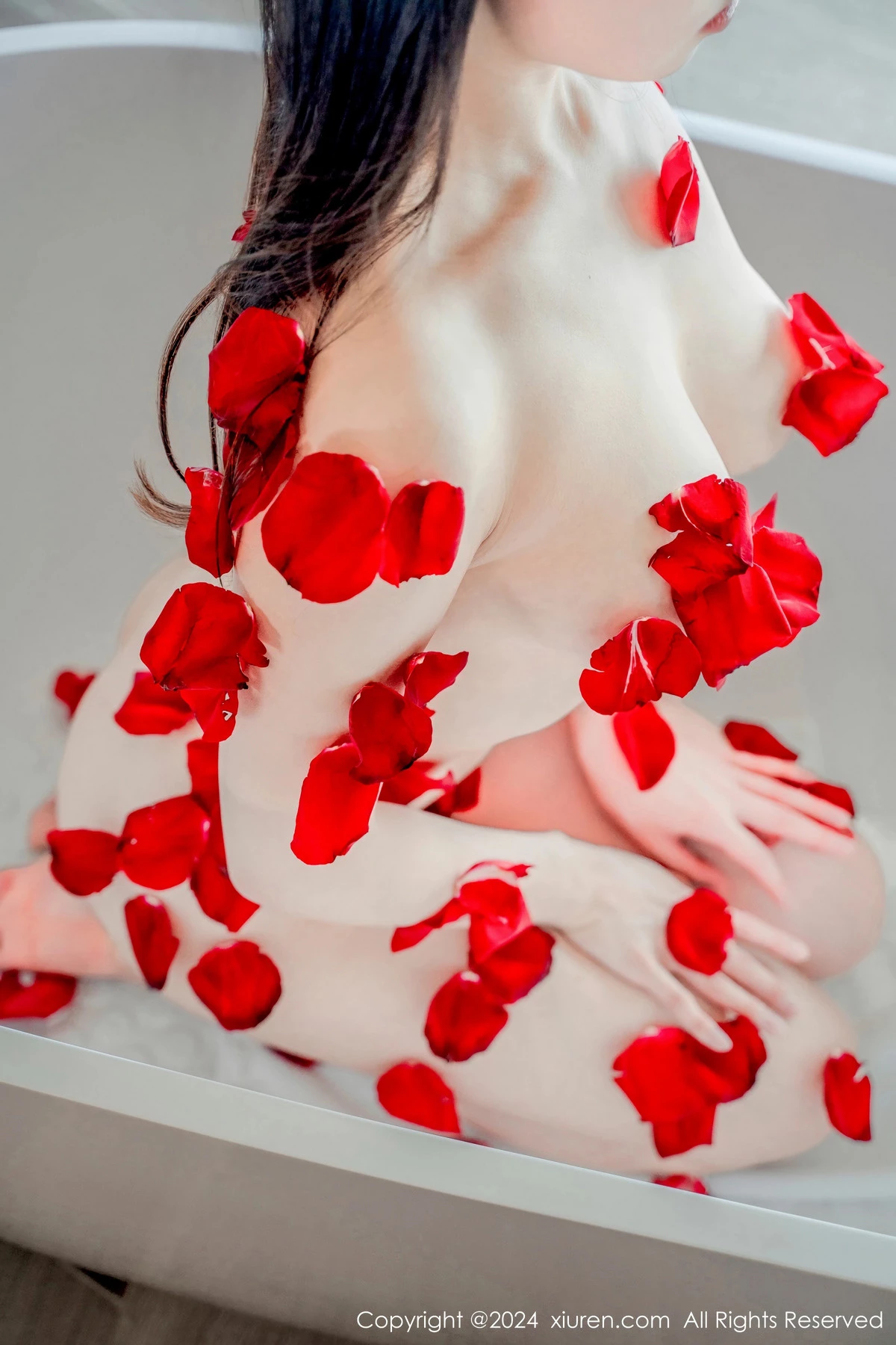 秀人集.com_[XiuRen秀人网]No.8175_新人模特瑜伽喵私房浴室玫瑰花瓣浴秀魔鬼曲线撩人诱惑写真63P