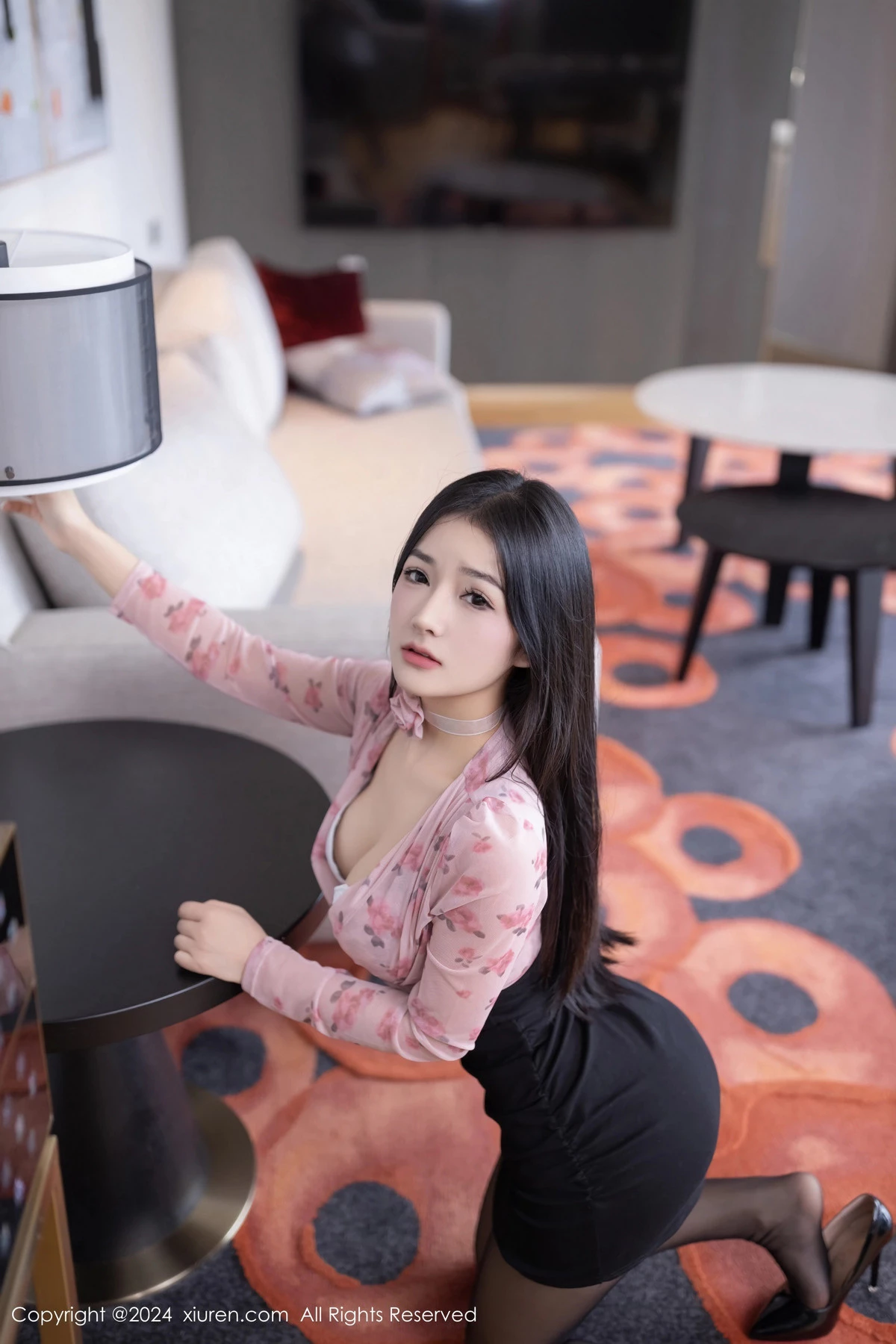 秀人集.com_[XiuRen秀人网]No.8187_模特小茶茶tea花色上衣配黑短裙露性感内衣秀丰腴身姿诱惑写真80P