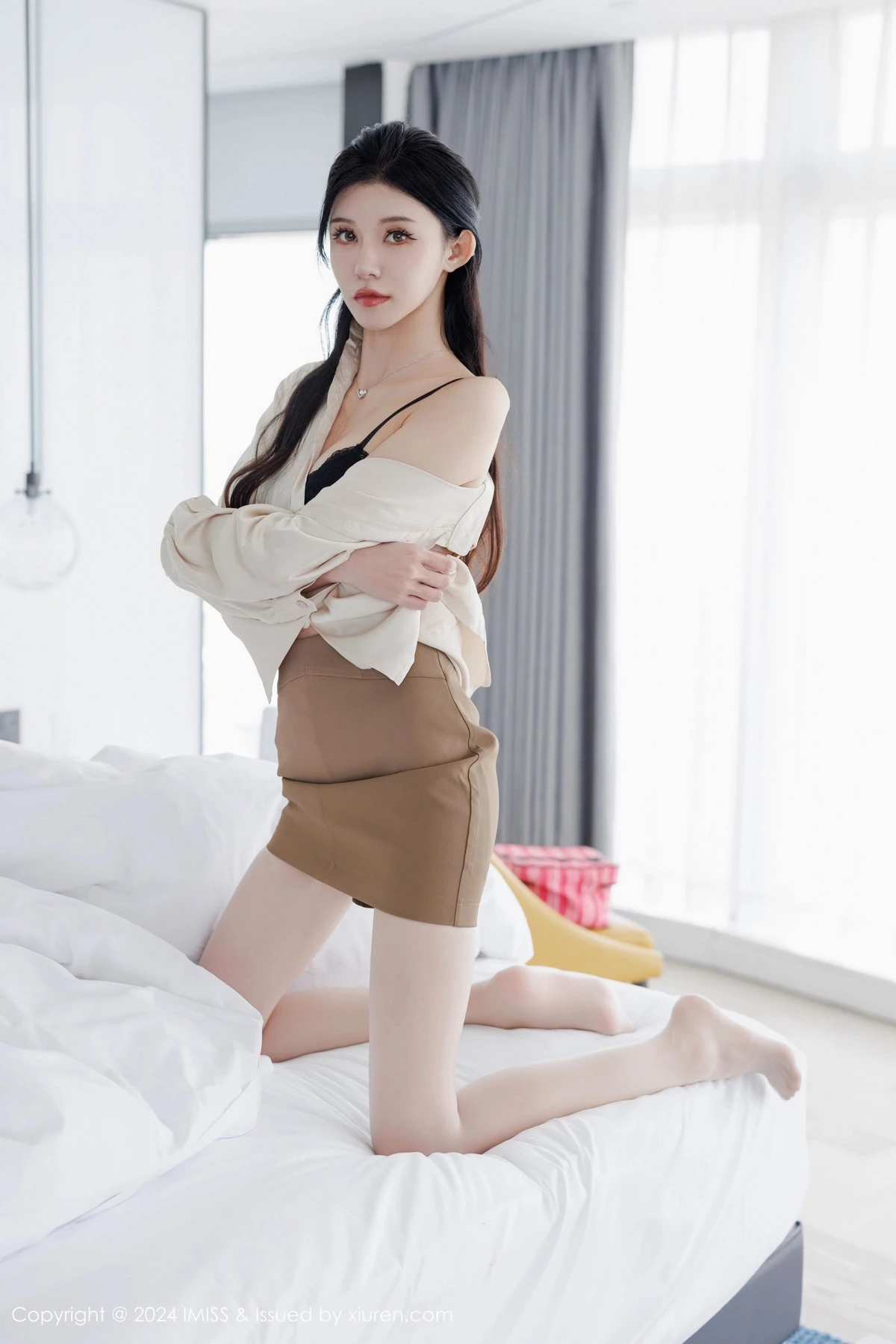 秀人集.com_[IMISS爱蜜社]Vol.767_模特泥鳅鳅性感时尚装扮米色上衣配短裙露超薄肉丝完美诱惑写真44P