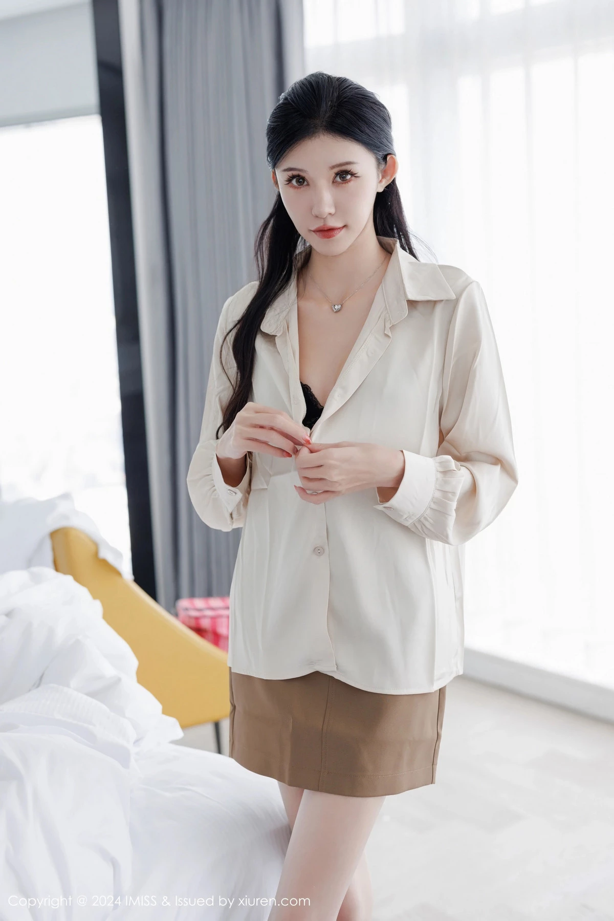 秀人集.com_[IMISS爱蜜社]Vol.767_模特泥鳅鳅性感时尚装扮米色上衣配短裙露超薄肉丝完美诱惑写真44P