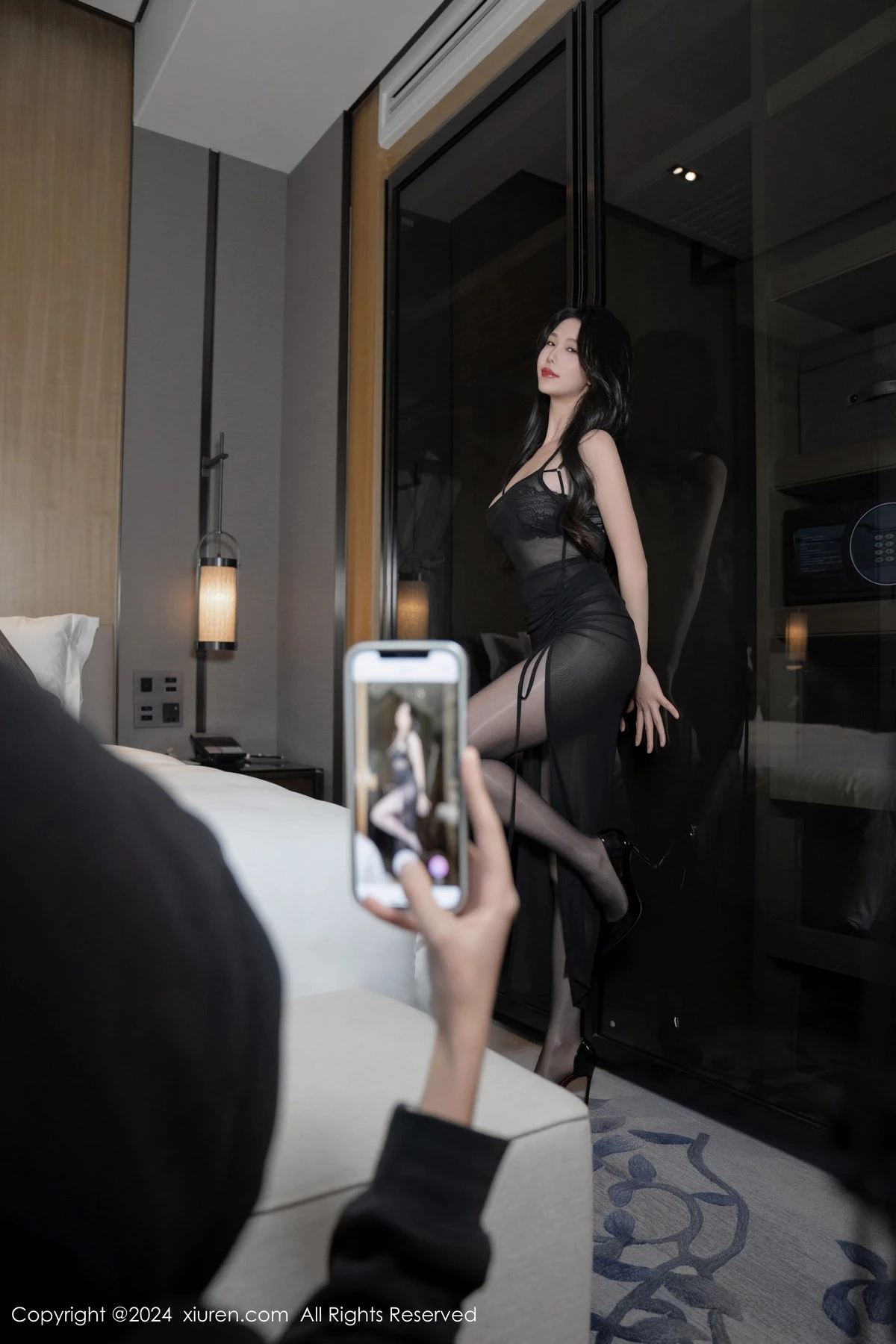 秀人集.com_[XiuRen秀人网]No.8193_模特利世性感黑色蕾丝内衣配闪亮无内黑丝秀曼妙身姿诱惑写真81P