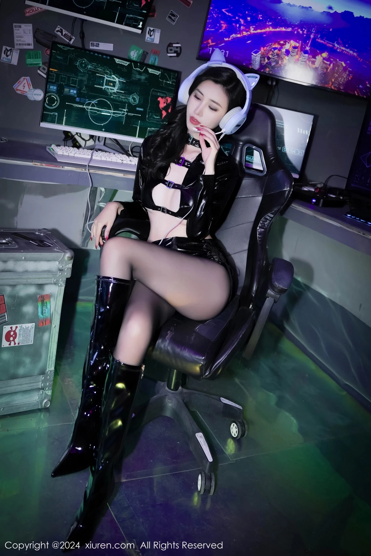 秀人集.com_[XiuRen秀人网]No.8219_模特章芃芃黑色皮质服饰配黑皮短裙露超薄黑丝秀美腿诱惑写真71P