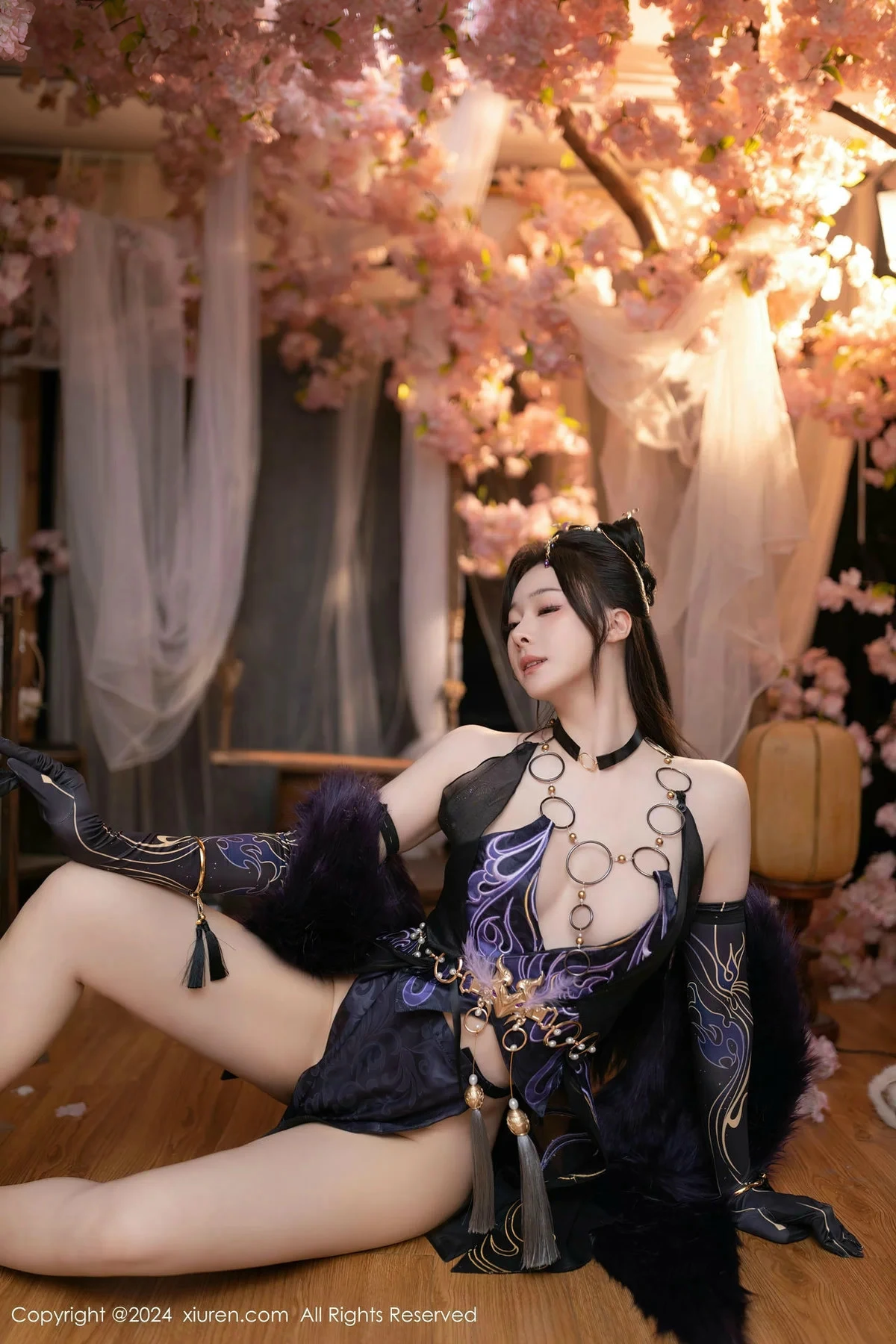 秀人集.com_[XiuRen秀人网]No.8232_模特小逗逗性感紫色情趣旗袍服饰半脱秀曼妙身姿惹火诱惑写真80P