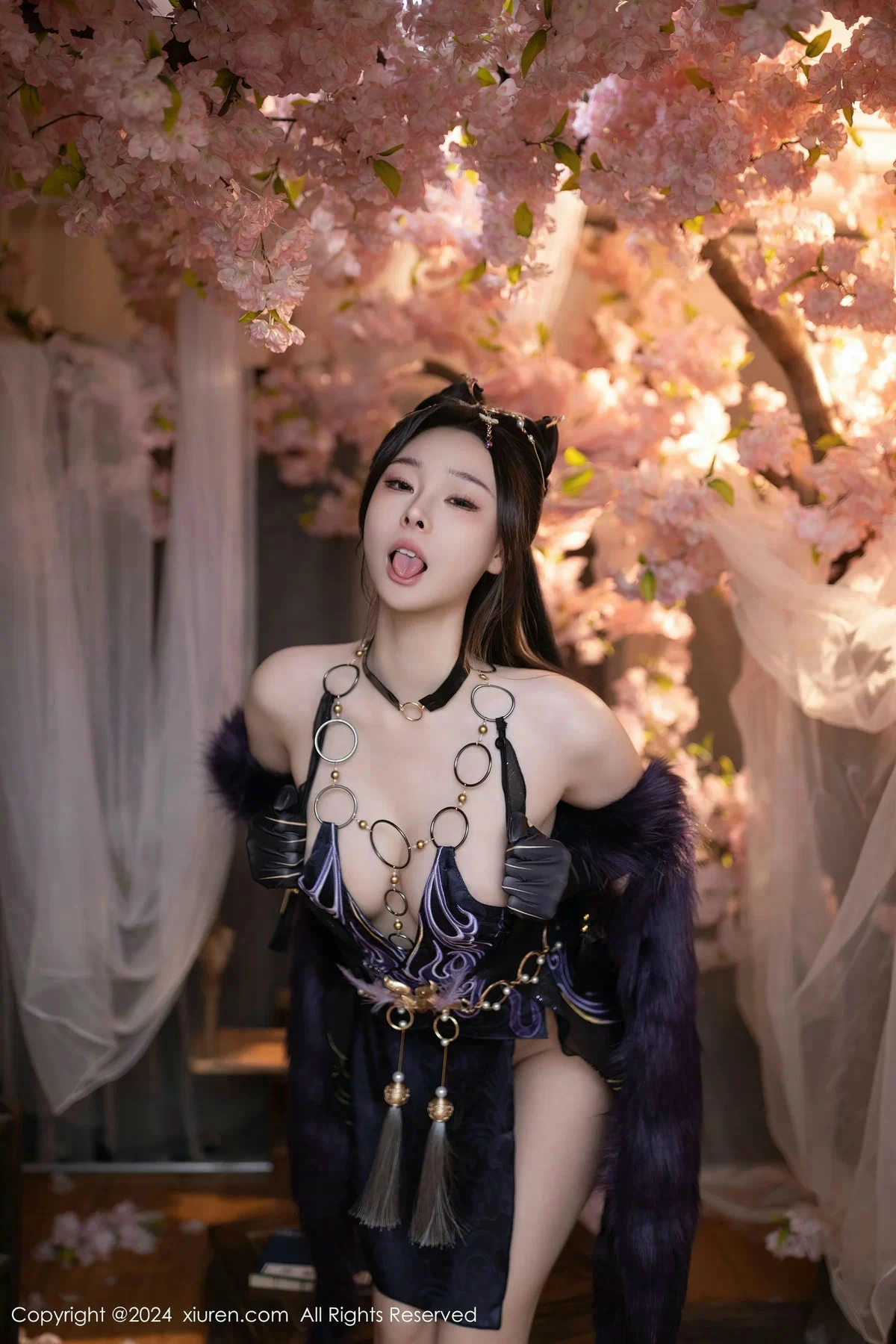 秀人集.com_[XiuRen秀人网]No.8232_模特小逗逗性感紫色情趣旗袍服饰半脱秀曼妙身姿惹火诱惑写真80P