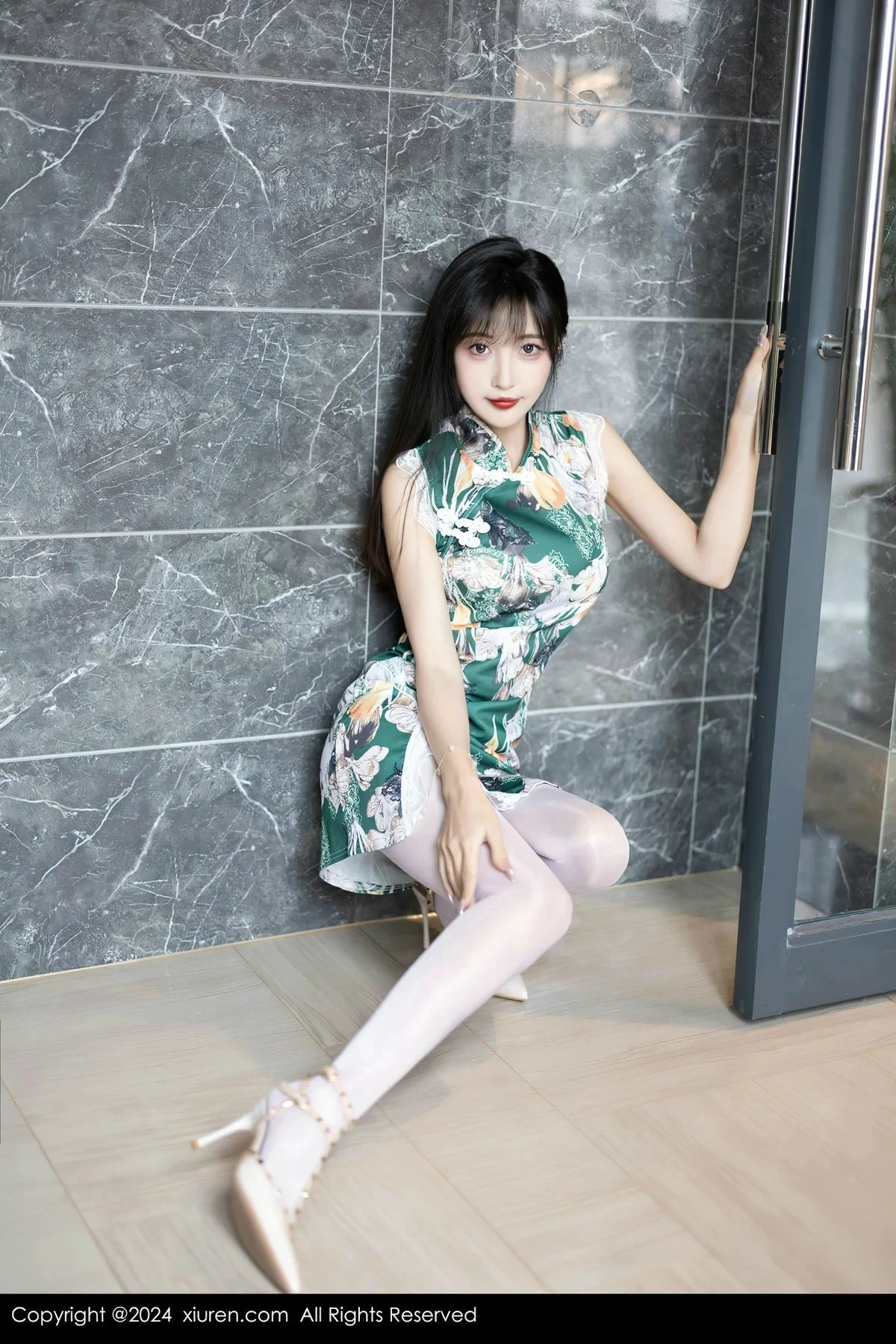 秀人集.com_[XiuRen秀人网]No.8231_模特林星阑性感花色旗袍露白色内衣配开档白丝秀美腿诱惑写真84P