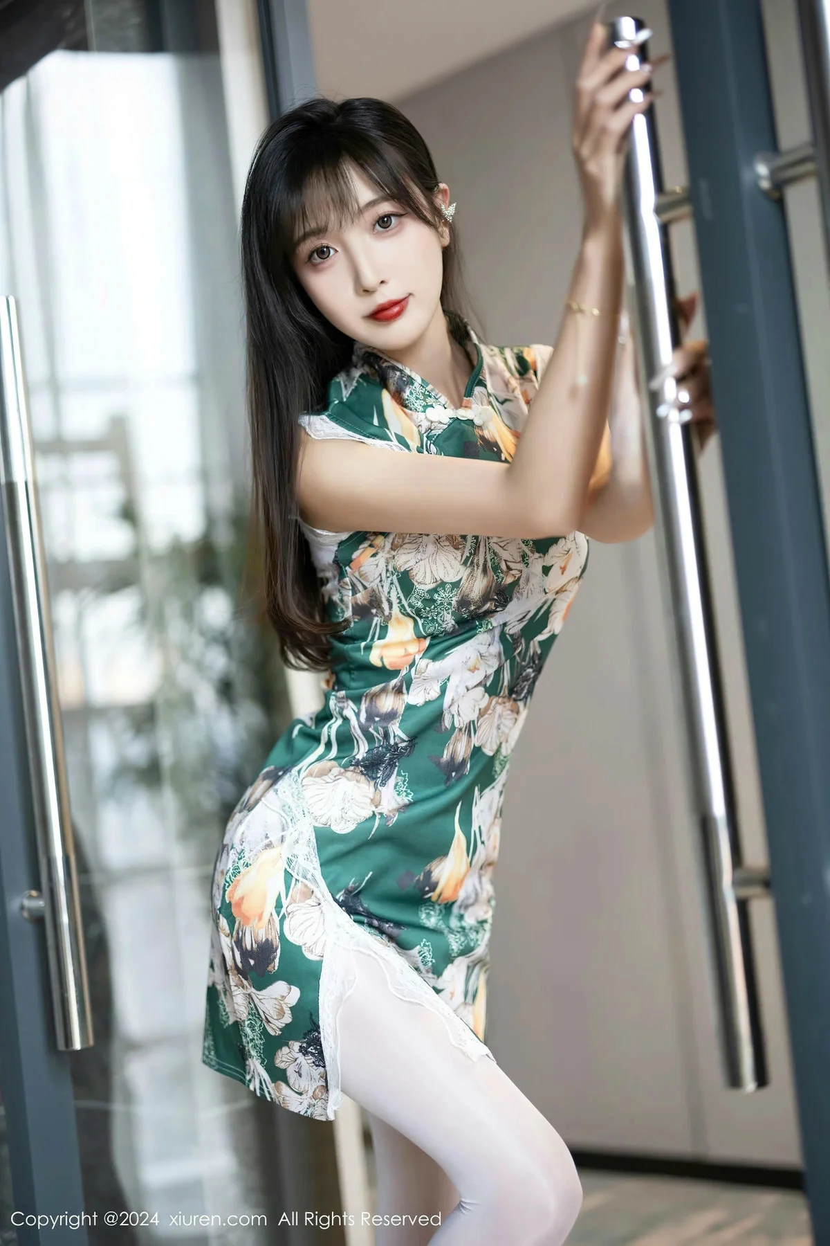 秀人集.com_[XiuRen秀人网]No.8231_模特林星阑性感花色旗袍露白色内衣配开档白丝秀美腿诱惑写真84P