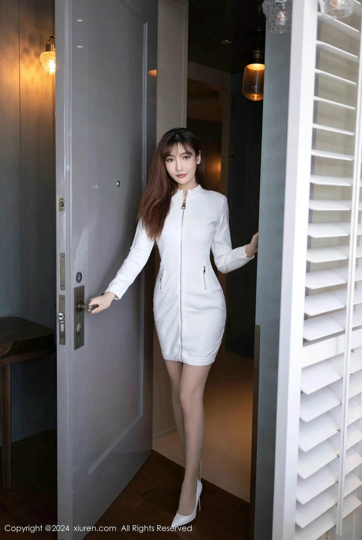 秀人集.com_[XiuRen秀人网]No.8233_模特陆萱萱白色上衣露银色内衣配超薄肉丝秀柔美身姿诱惑写真80P