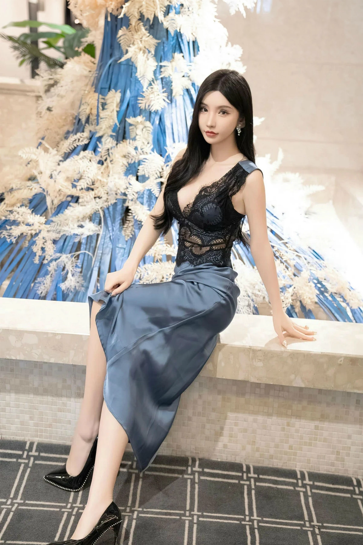 秀人集.com_[XiuRen秀人网]No.8242_女神周于希Sally性感蕾丝长裙+黑色薄纱连体衣秀完美身材诱惑写真115P