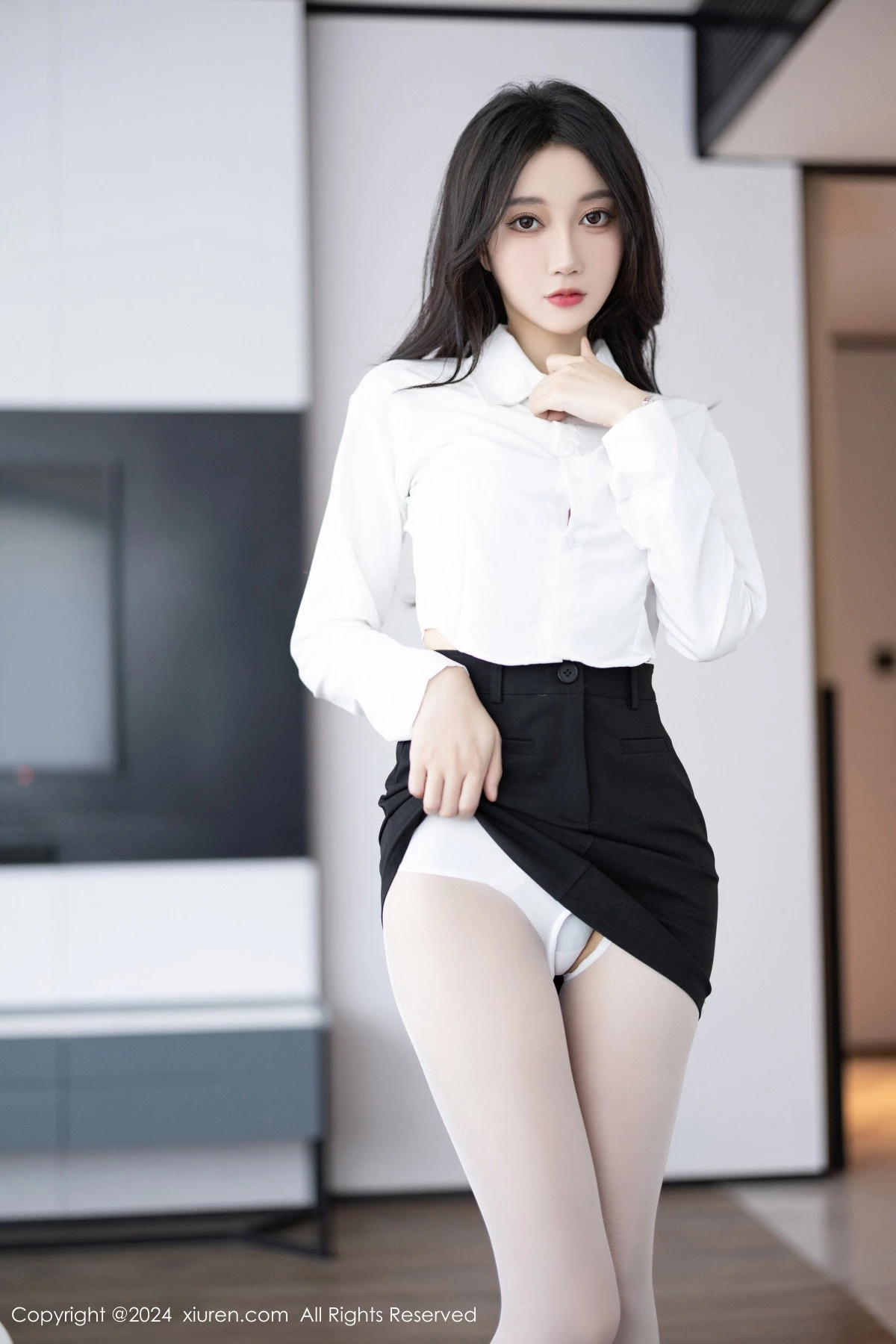 秀人集.com_[XiuRen秀人网]No.8247_模特玥儿玥性感白衬衫配黑色短裙露紫色内衣配开档白丝迷人写真82P