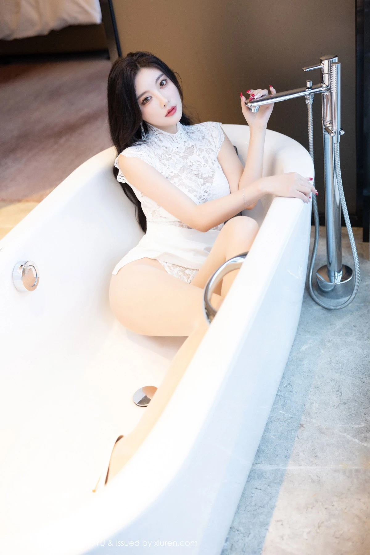 秀人集.com_[XiaoYu画语界]Vol.1208_女神杨晨晨Yome白色蕾丝连衣裙露白色内衣秀丰腴身材诱惑写真86P