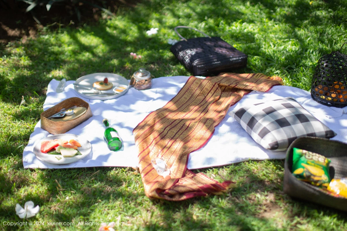 秀人集.com_[XiuRen秀人网]No.8256_女神绮里嘉ula户外性感白色吊带裙配超薄肉丝秀惹火身材诱惑写真75P