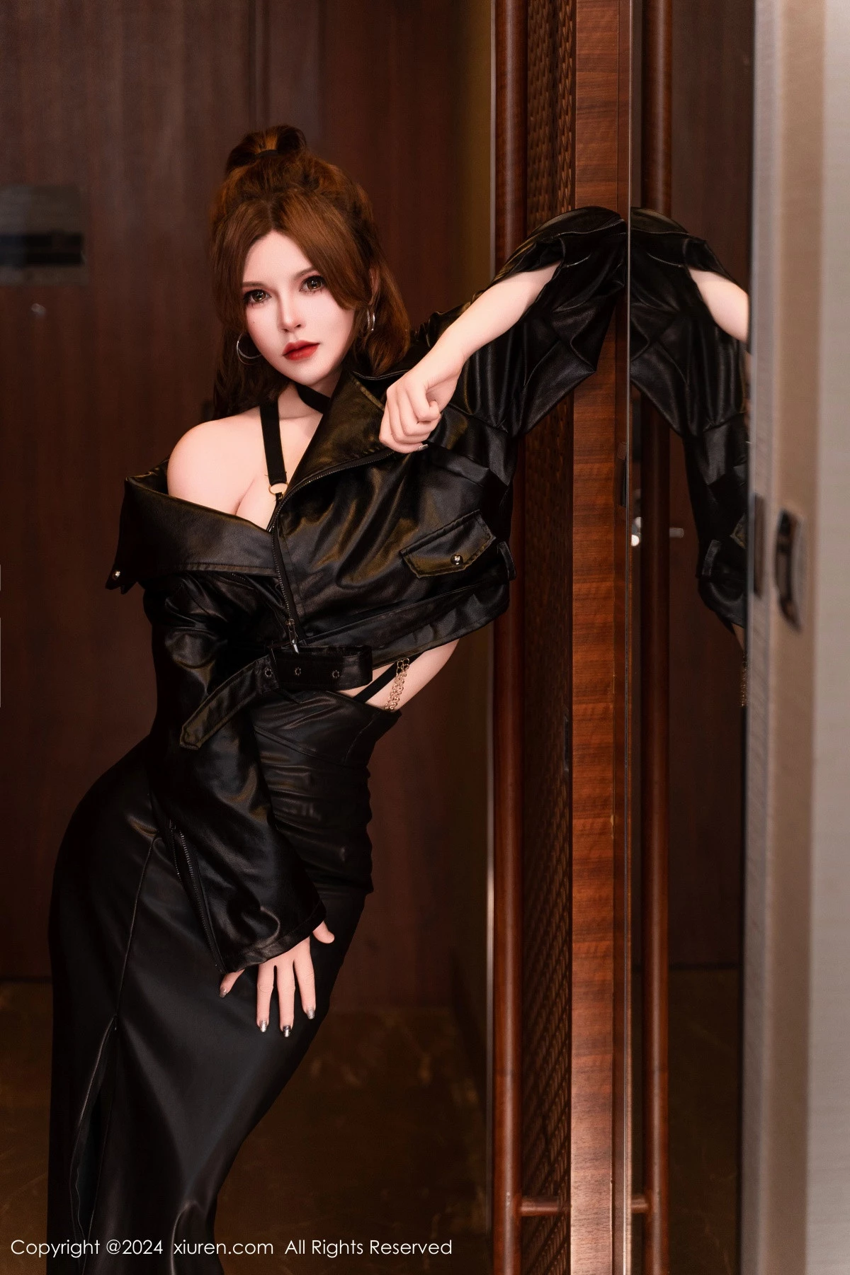 秀人集.com_[XiuRen秀人网]No.8305_模特伊丽莎有点白性感黑色皮衣配黑丝吊袜秀丰胸肥臀惹火诱惑写真64P