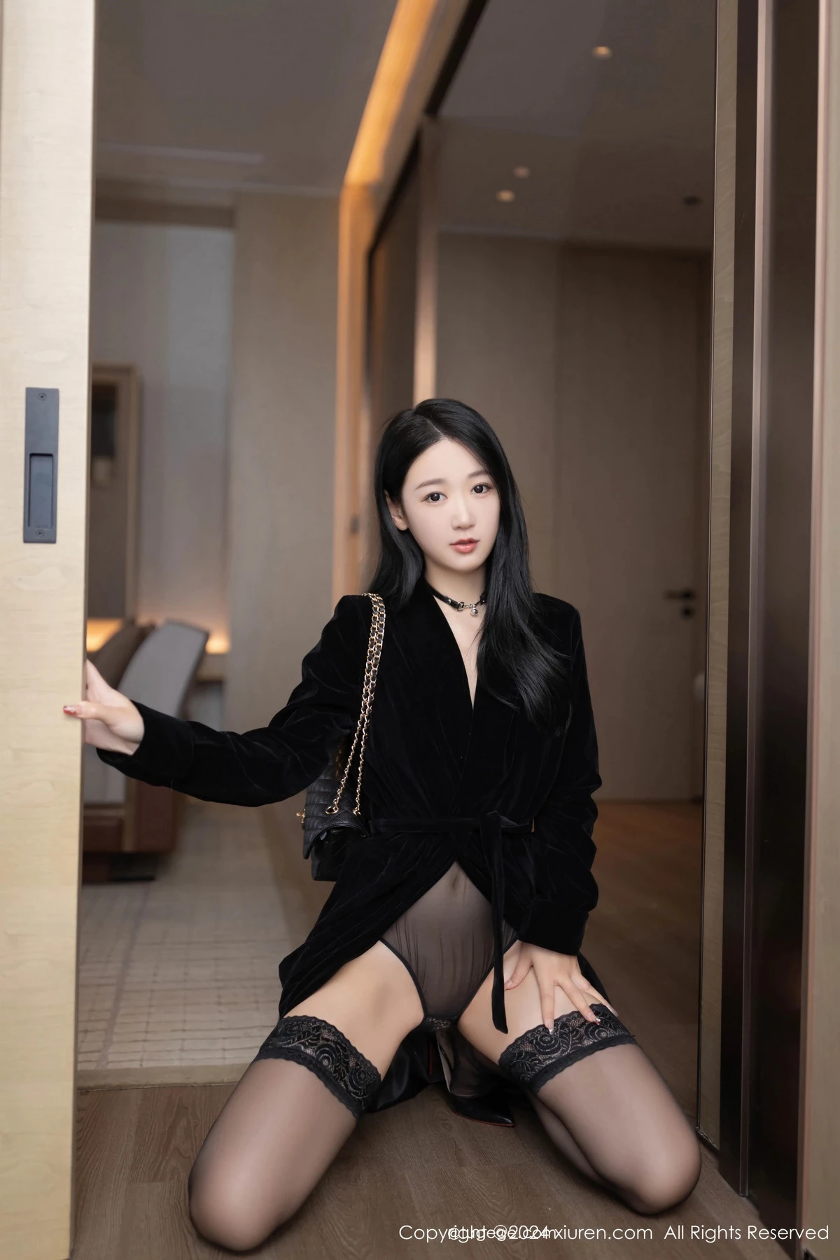 秀人集.com_[XiuRen秀人网]No.8326_模特唐安琪黑色外衣露性感黑色薄纱连体衣配黑丝袜极致魅惑写真81P