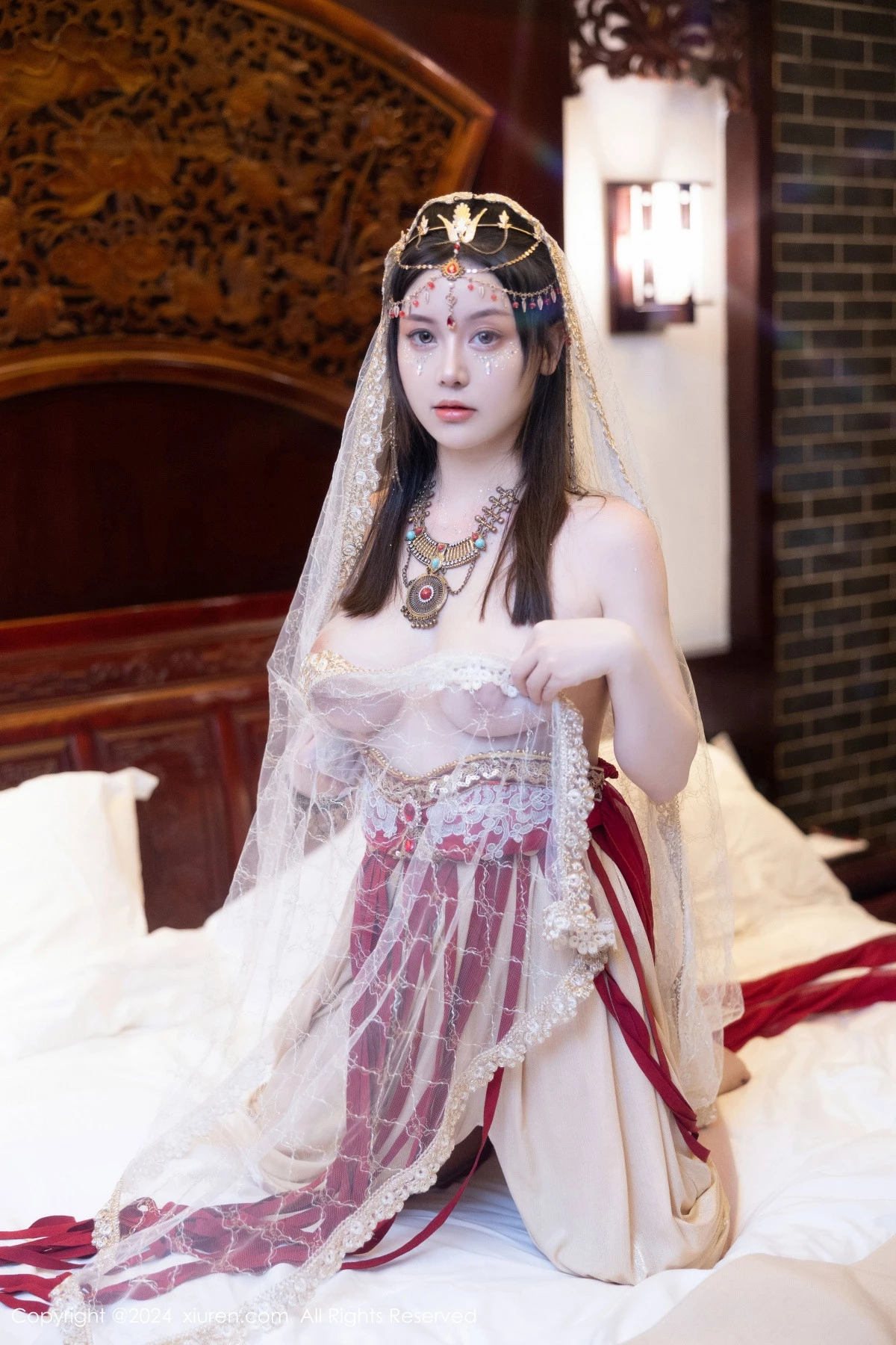 秀人集.com_[XiuRen秀人网]No.8349_模特豆瓣酱性感红色薄纱西域服饰半脱秀丰腴身材撩人诱惑写真82P