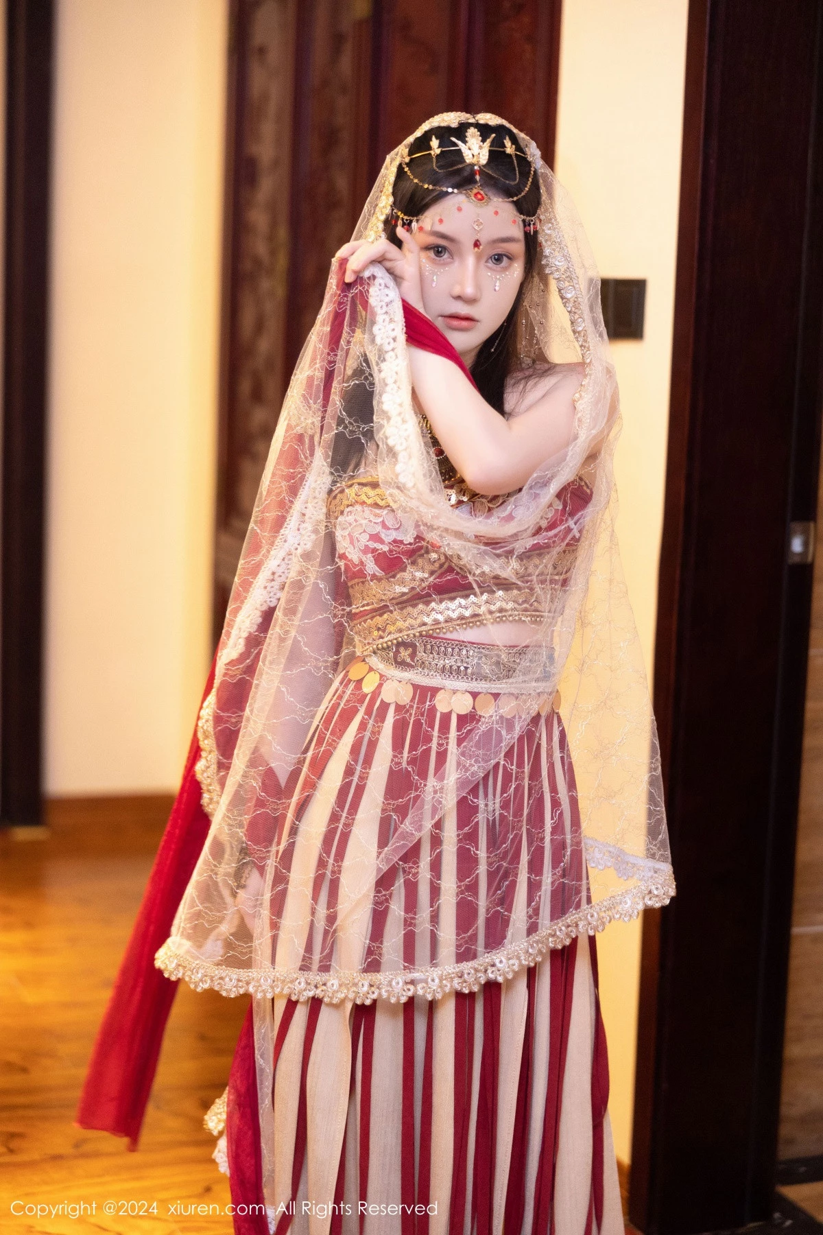 秀人集.com_[XiuRen秀人网]No.8349_模特豆瓣酱性感红色薄纱西域服饰半脱秀丰腴身材撩人诱惑写真82P