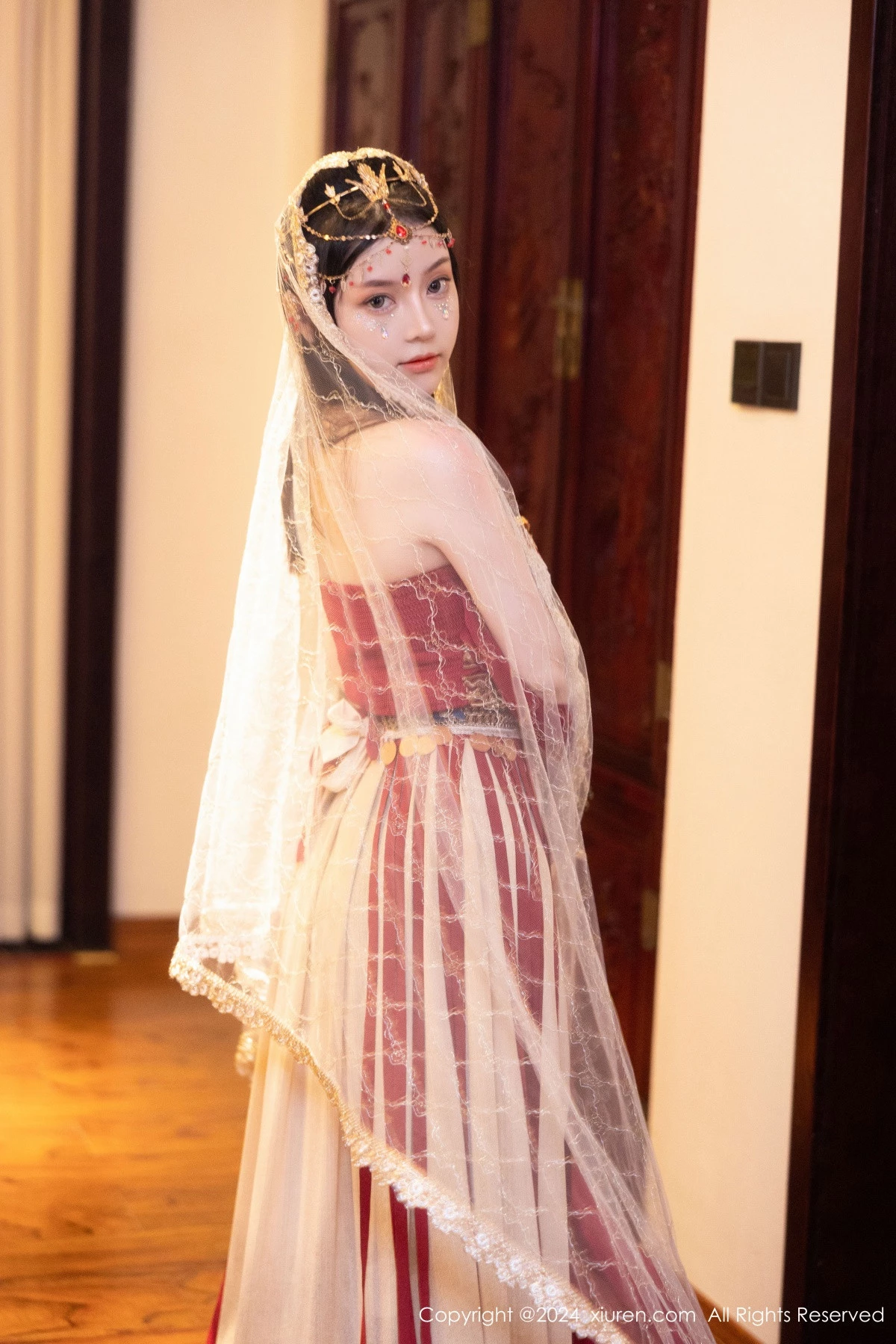 秀人集.com_[XiuRen秀人网]No.8349_模特豆瓣酱性感红色薄纱西域服饰半脱秀丰腴身材撩人诱惑写真82P