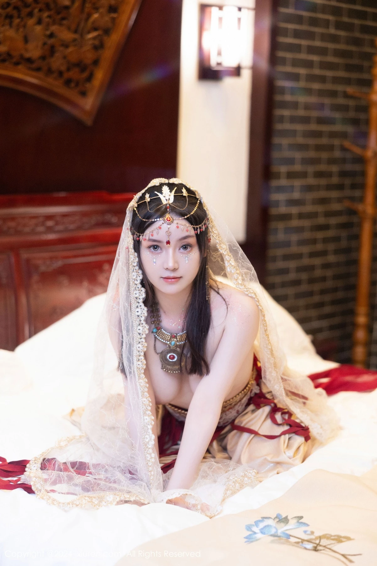 秀人集.com_[XiuRen秀人网]No.8349_模特豆瓣酱性感红色薄纱西域服饰半脱秀丰腴身材撩人诱惑写真82P