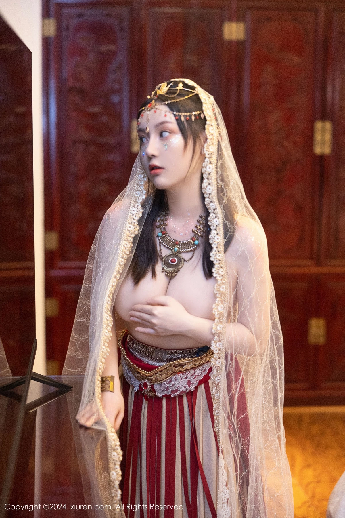 秀人集.com_[XiuRen秀人网]No.8349_模特豆瓣酱性感红色薄纱西域服饰半脱秀丰腴身材撩人诱惑写真82P