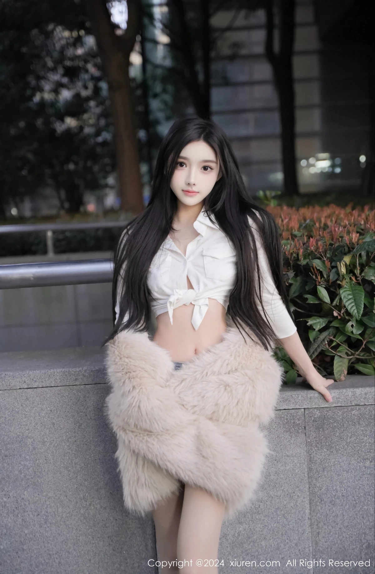 秀人集.com_[XiuRen秀人网]No.8261_模特龙雪儿性感白色上衣配超短牛仔裤秀曼妙身姿撩人诱惑写真77P