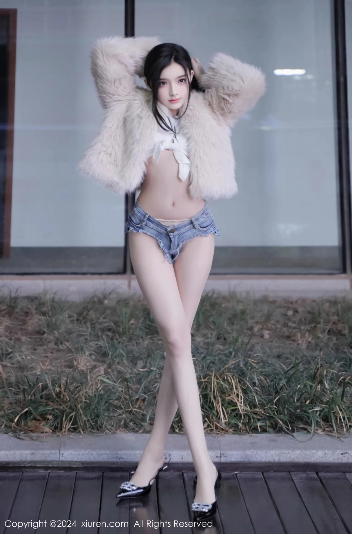 秀人集.com_[XiuRen秀人网]No.8261_模特龙雪儿性感白色上衣配超短牛仔裤秀曼妙身姿撩人诱惑写真77P