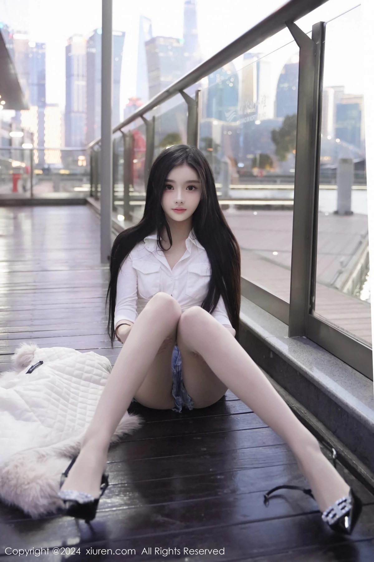 秀人集.com_[XiuRen秀人网]No.8261_模特龙雪儿性感白色上衣配超短牛仔裤秀曼妙身姿撩人诱惑写真77P