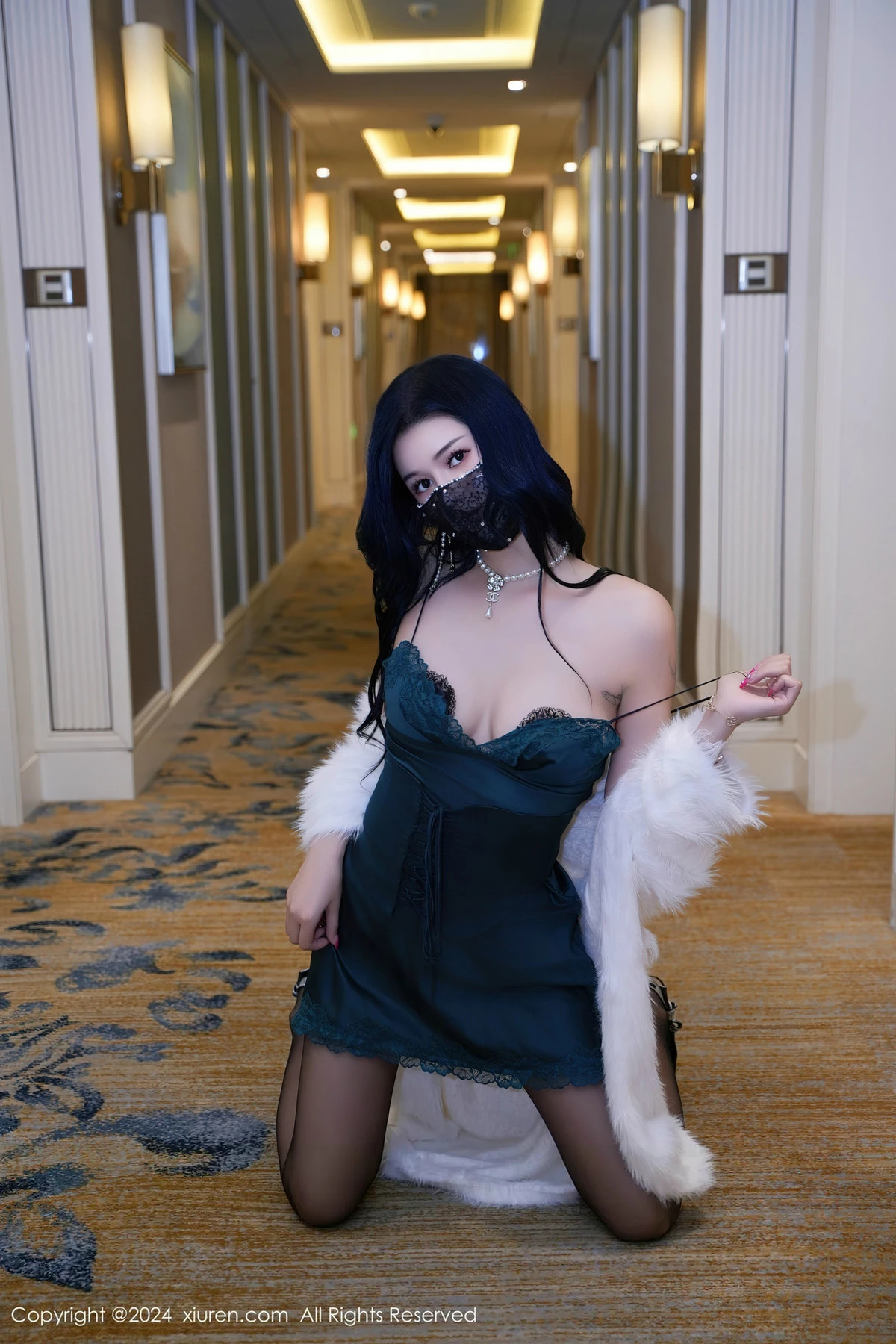 秀人集.com_[XiuRen秀人网]No.8372_模特芮芮私房性感蓝色吊带短裙配超薄黑丝秀完美身材诱惑写真68P