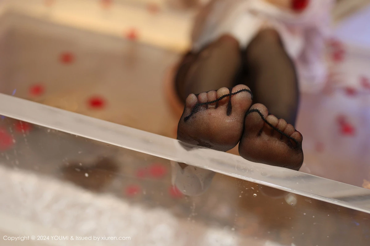 秀人集.com_[YouMi尤蜜荟]Vol.1050_模特谭小灵性感薄透白T配黑短裙露超薄黑丝秀翘臀美腿诱惑写真90P