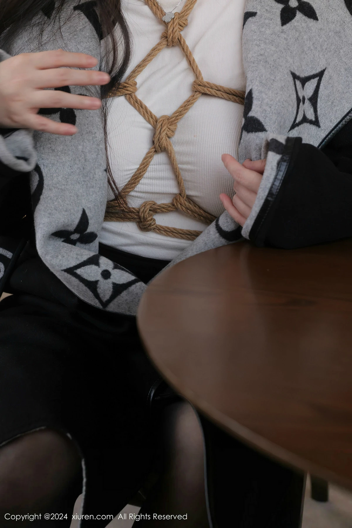 秀人集.com_[XiuRen秀人网]No.8390_模特白茹雪私房捆绑艺白色轻透衣配黑丝吊袜秀丰腴身材诱惑写真90P