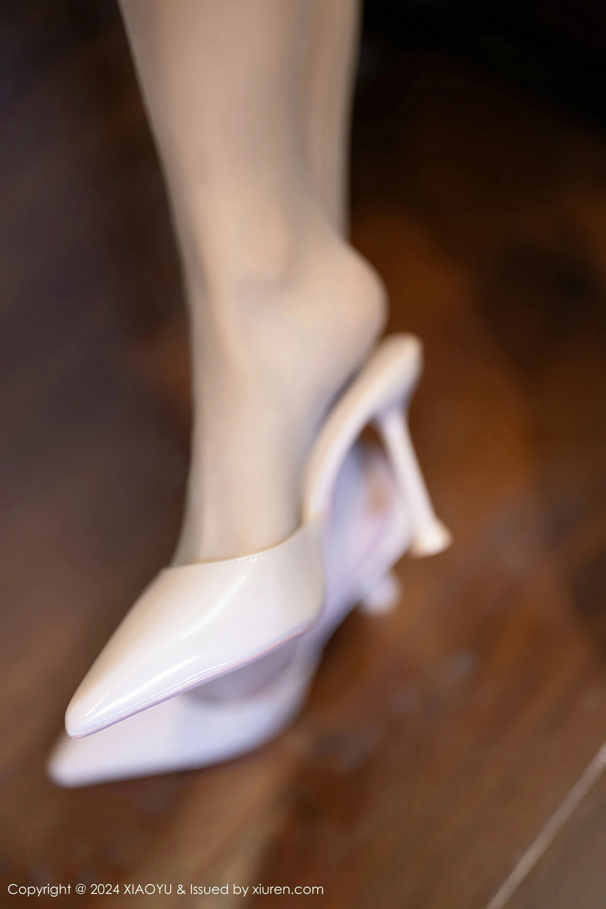 秀人集.com_[XiaoYu画语界]Vol.1235_模特苏苏阿性感浅色露肩连衣短裙配灰色丝袜秀曼妙身姿诱惑写真86P