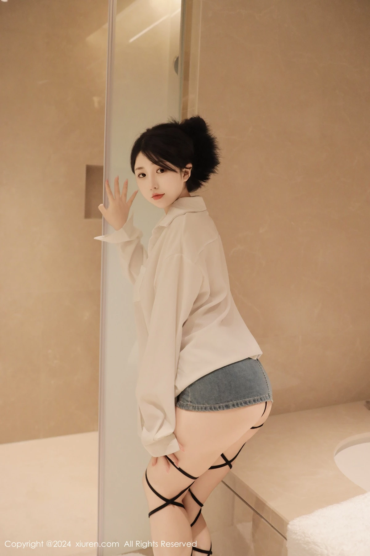 秀人集.com_[XiuRen秀人网]No.8400_模特陈小花浴室性感白色轻透上衣配牛仔短裤秀曼妙身姿诱惑写真77P