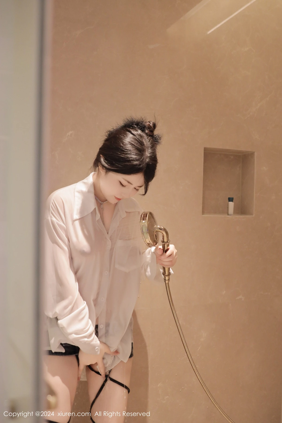 秀人集.com_[XiuRen秀人网]No.8400_模特陈小花浴室性感白色轻透上衣配牛仔短裤秀曼妙身姿诱惑写真77P
