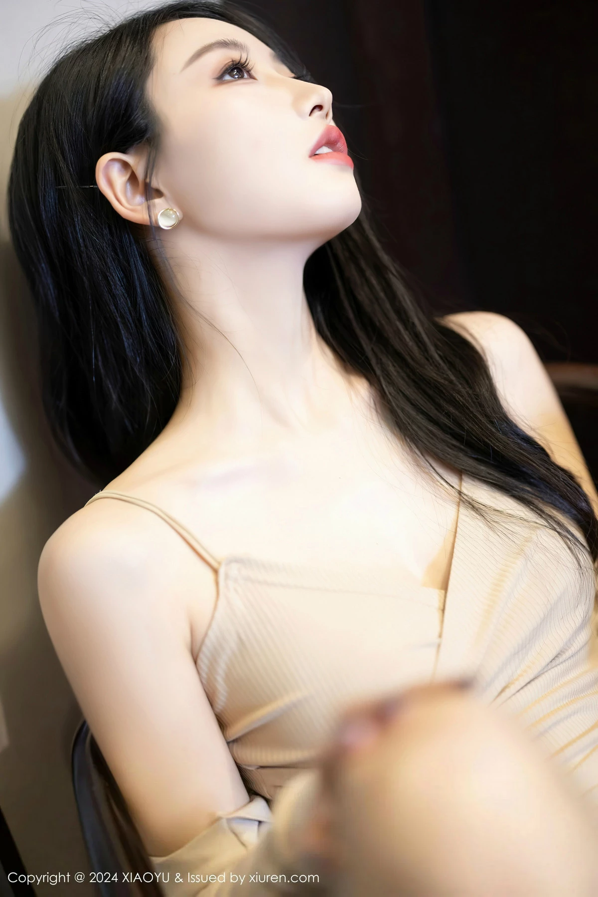 秀人集.com_[XiaoYu画语界]Vol.1235_模特苏苏阿性感浅色露肩连衣短裙配灰色丝袜秀曼妙身姿诱惑写真86P