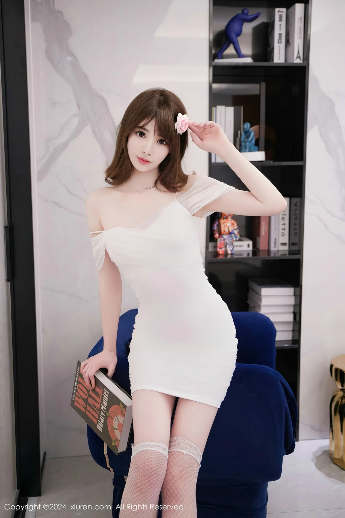 秀人集.com_[XiuRen秀人网]No.8407_模特梦灵儿Mini白色露肩连衣短裙配白丝网袜秀完美身材诱惑写真58P