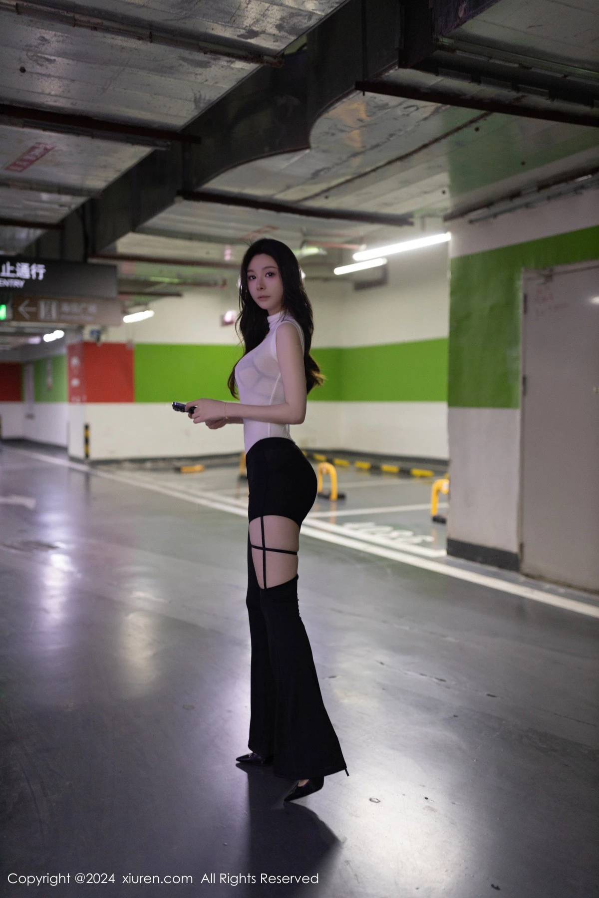 秀人集.com_[XiuRen秀人网]No.8270_模特小逗逗性感白色上衣配紧身长裤半脱秀曼妙身姿撩人诱惑写真80P