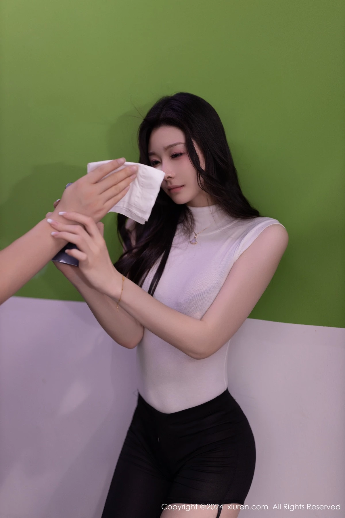 秀人集.com_[XiuRen秀人网]No.8270_模特小逗逗性感白色上衣配紧身长裤半脱秀曼妙身姿撩人诱惑写真80P