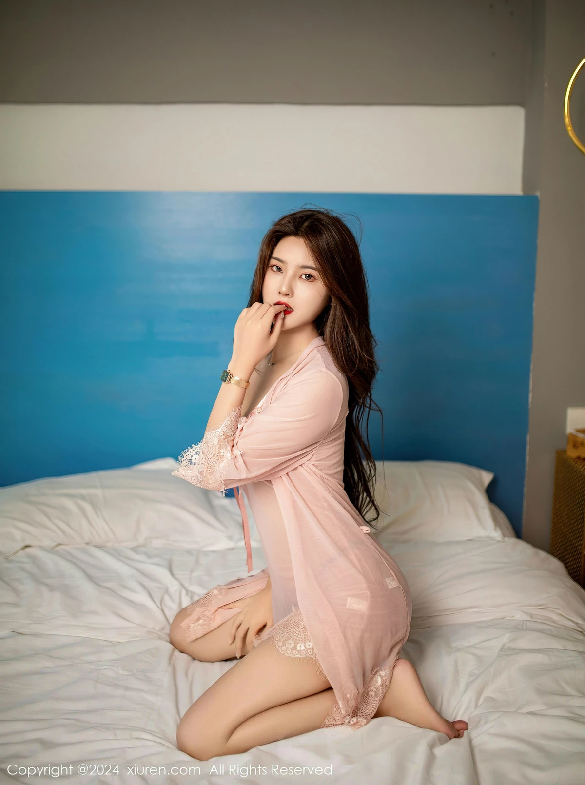 秀人集.com_[XiuRen秀人网]No.8410_模特仙女爱自由性感粉色睡裙+简约牛仔裤秀曼妙身姿诱惑写真50P